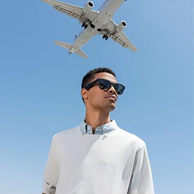 可聴周波無線Bluetoothのビデオ サングラス手は開いた耳のヘッドホーンを呼ぶことを解放する
