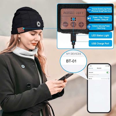 スケートで滑ることBluetooth LEDの帽子の懐中電燈音楽プレーバックを歩かせているキャンプ犬をハイキングする