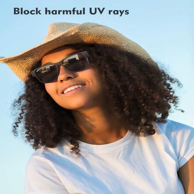 スピーカーおよびMicsの開いた耳音楽可聴周波スマートなガラスを持つ人の女性Bluetooth Sunglasss