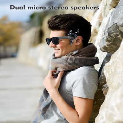 スピーカーおよびMicsの開いた耳音楽可聴周波スマートなガラスを持つ人の女性Bluetooth Sunglasss